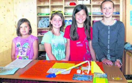 Grundschüler lernen präsentieren