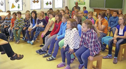 Kinder tauchen in die Bücherwelt ein