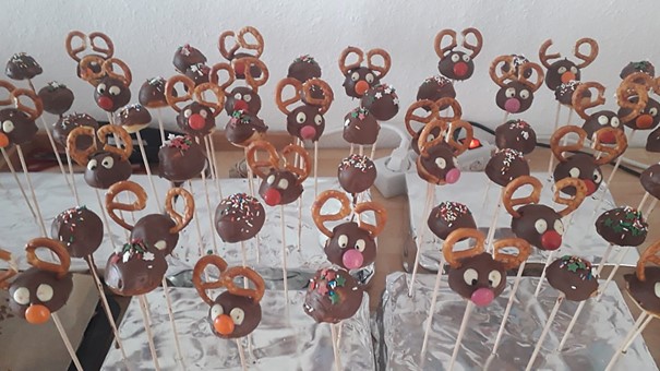 Adventsbasteln und -backen